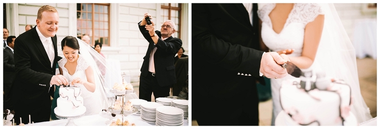 tortenanschnitt vom brautpaar vor der ordenskapelle in ludwigsburg