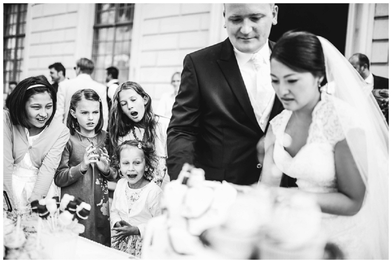 brautpaar am anschnitt torte von süß und salzig