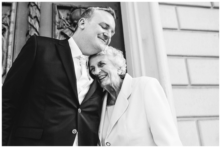 hochzeitsfoto mit oma am schloss in ludwigsburg