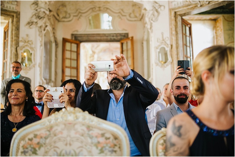 gäste fotografieren die hochzeit des brautpaares