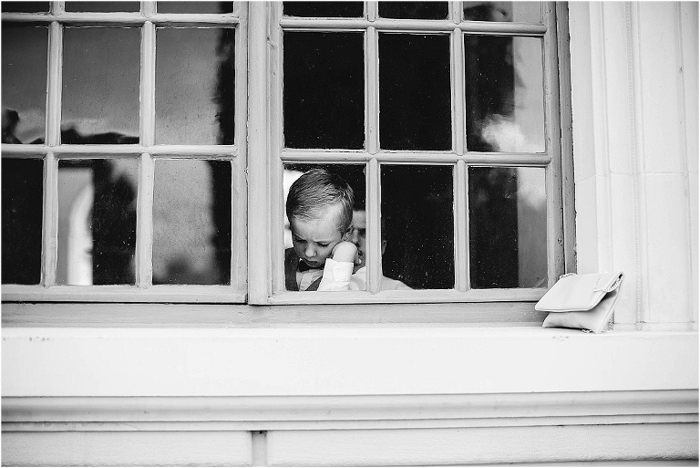 kind am schlossfenster