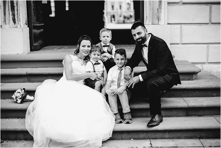 brautpaar mit kinder auf der treppe