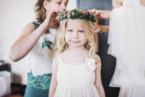hochzeitsvorbereitung blumenmaedchen