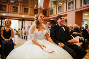 lachendes brautpaar kirche