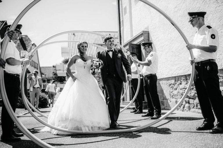 brautpaar vor kirche