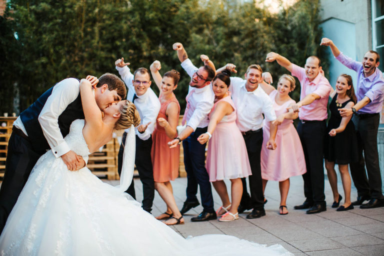 gruppenfotos mit brautpaar