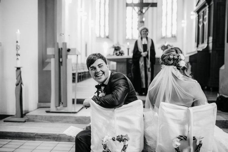 lachender bräutigam