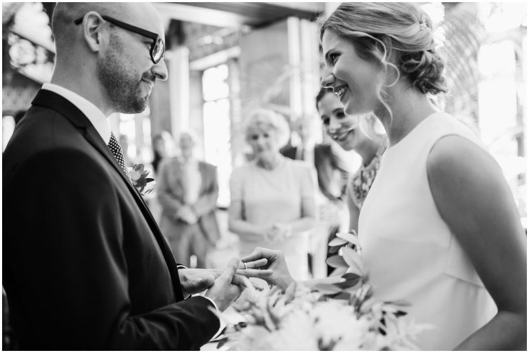 hochzeitsringe anstecken