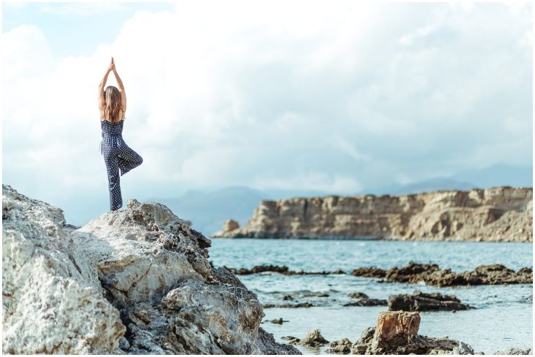 yoga auf felsen