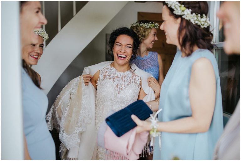 lachende braut an hochzeit